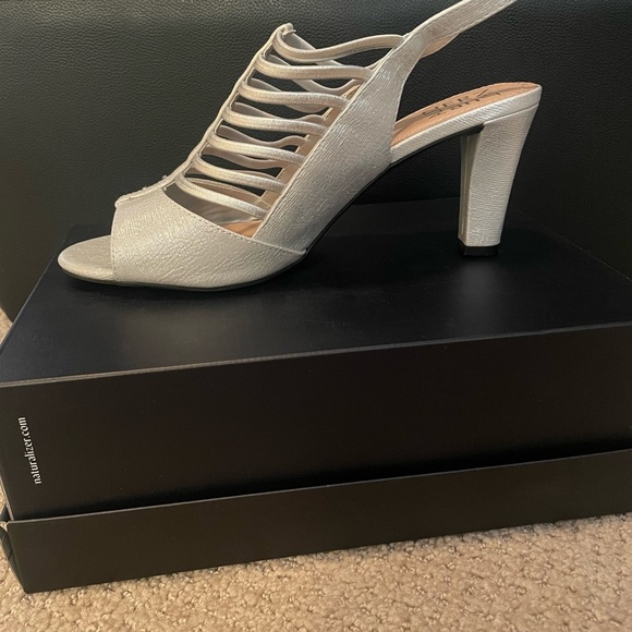 SALE✨Naturalizer Vanity Silver Dress Shoe - Picture 3 of 14